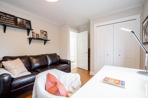 13950 Blackburn Avenue, White Rock, BC - Indoor Photo Showing Living Room