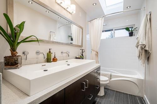 13950 Blackburn Avenue, White Rock, BC - Indoor Photo Showing Bathroom