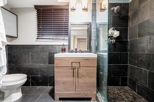 13950 Blackburn Avenue, White Rock, BC - Indoor Photo Showing Bathroom