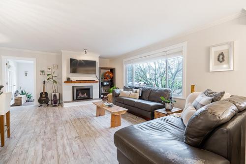 13950 Blackburn Avenue, White Rock, BC - Indoor Photo Showing Living Room With Fireplace