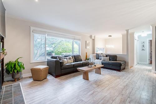 13950 Blackburn Avenue, White Rock, BC - Indoor Photo Showing Living Room