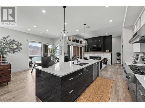 3324 Black Pine Lane, Kelowna, BC - Indoor Photo Showing Kitchen With Double Sink With Upgraded Kitchen