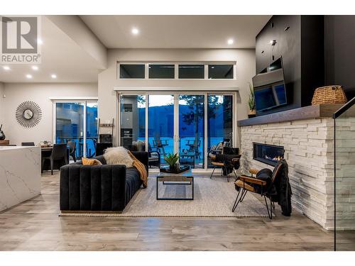 3324 Black Pine Lane, Kelowna, BC - Indoor