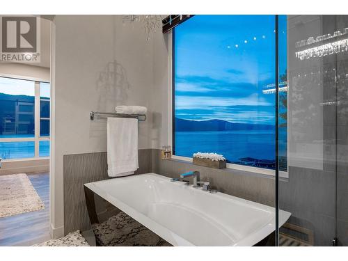 3324 Black Pine Lane, Kelowna, BC - Indoor Photo Showing Bathroom