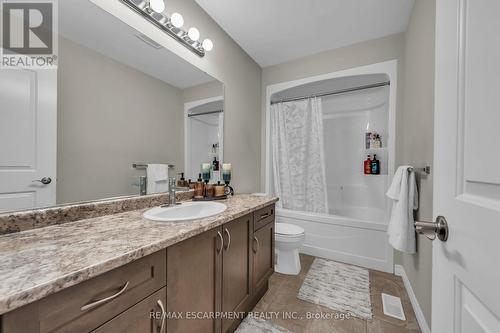 20 Dolomiti Court, Hamilton, ON - Indoor Photo Showing Bathroom