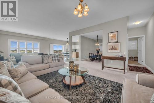 20 Dolomiti Court, Hamilton, ON - Indoor Photo Showing Living Room