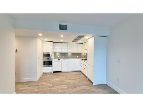 1401 10428 Whalley Boulevard, Surrey, BC - Indoor Photo Showing Kitchen