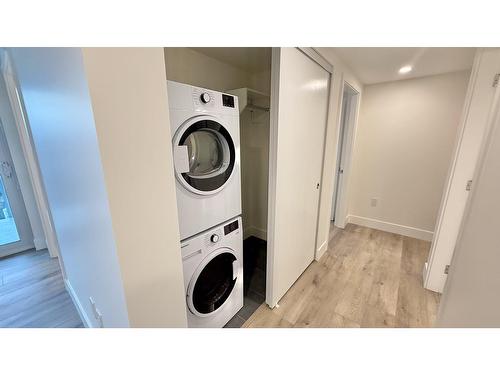 1401 10428 Whalley Boulevard, Surrey, BC - Indoor Photo Showing Laundry Room