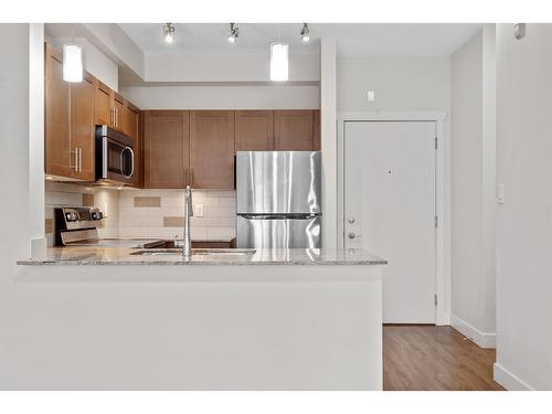 217 13468 King George Boulevard, Surrey, BC - Indoor Photo Showing Kitchen