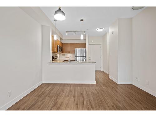 217 13468 King George Boulevard, Surrey, BC - Indoor Photo Showing Kitchen