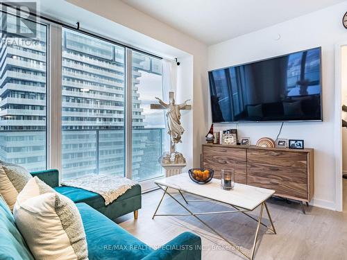 4603 - 3900 Confederation Parkway, Mississauga, ON - Indoor Photo Showing Living Room