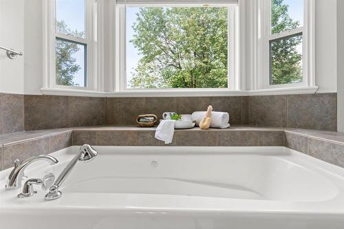 43251 Salmonberry Drive|Chilliwack Mountain, Chilliwack, BC - Indoor Photo Showing Bathroom