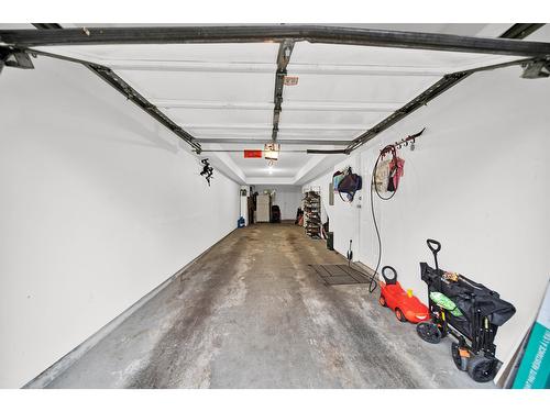 72 12778 66 Avenue, Surrey, BC - Indoor Photo Showing Garage