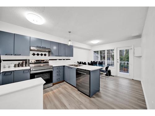 72 12778 66 Avenue, Surrey, BC - Indoor Photo Showing Kitchen With Double Sink