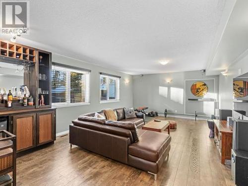 76 Aksala Drive, Whitehorse, YT - Indoor Photo Showing Living Room