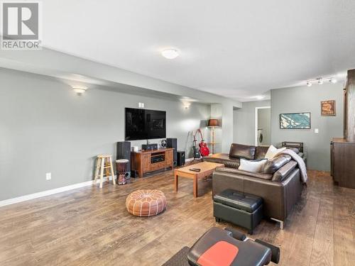 76 Aksala Drive, Whitehorse, YT - Indoor Photo Showing Living Room