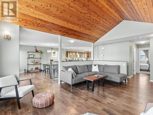 76 Aksala Drive, Whitehorse, YT - Indoor Photo Showing Living Room