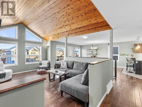 76 Aksala Drive, Whitehorse, YT - Indoor Photo Showing Living Room