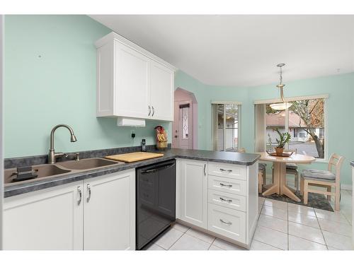 27 2006 Winfield Drive, Abbotsford, BC - Indoor Photo Showing Kitchen With Double Sink