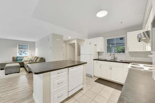 23 9036 208 Street, Langley, BC - Indoor Photo Showing Kitchen With Double Sink