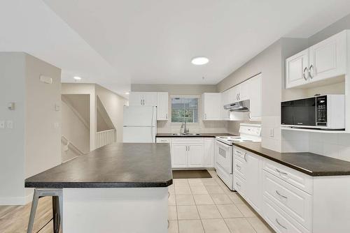 23 9036 208 Street, Langley, BC - Indoor Photo Showing Kitchen With Double Sink