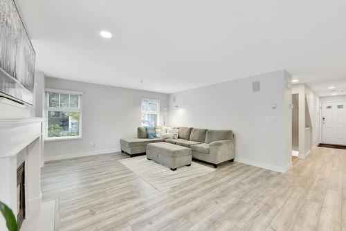 23 9036 208 Street, Langley, BC - Indoor Photo Showing Living Room