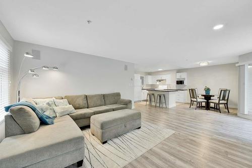 23 9036 208 Street, Langley, BC - Indoor Photo Showing Living Room