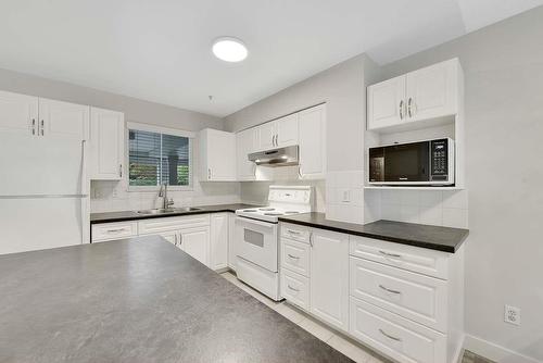 23 9036 208 Street, Langley, BC - Indoor Photo Showing Kitchen