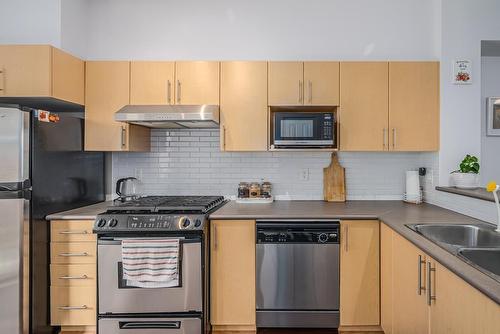 30 15152 62A Avenue, Surrey, BC - Indoor Photo Showing Kitchen With Stainless Steel Kitchen With Double Sink