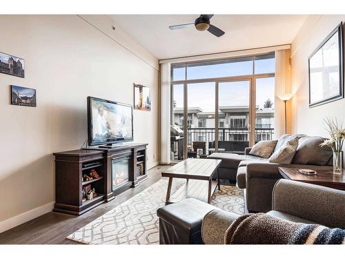 402 33546 Holland Avenue, Abbotsford, BC - Indoor Photo Showing Living Room