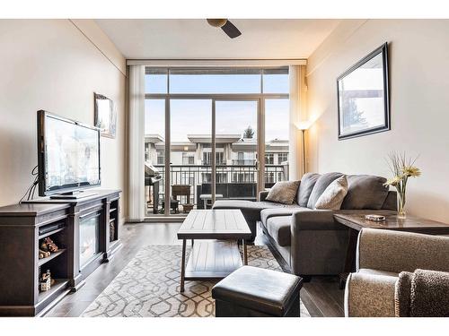 402 33546 Holland Avenue, Abbotsford, BC - Indoor Photo Showing Living Room