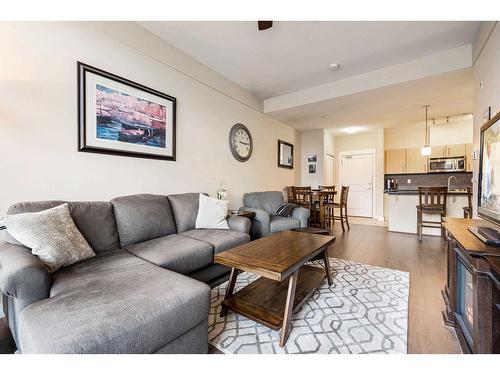 402 33546 Holland Avenue, Abbotsford, BC - Indoor Photo Showing Living Room