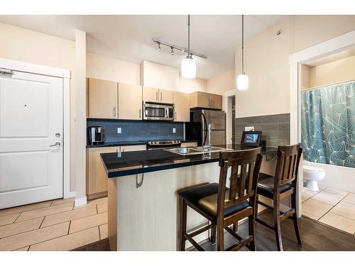 402 33546 Holland Avenue, Abbotsford, BC - Indoor Photo Showing Kitchen With Stainless Steel Kitchen With Double Sink