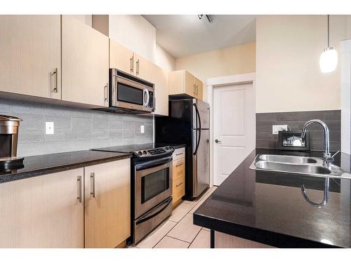 402 33546 Holland Avenue, Abbotsford, BC - Indoor Photo Showing Kitchen With Stainless Steel Kitchen With Double Sink