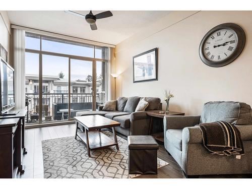 402 33546 Holland Avenue, Abbotsford, BC - Indoor Photo Showing Living Room