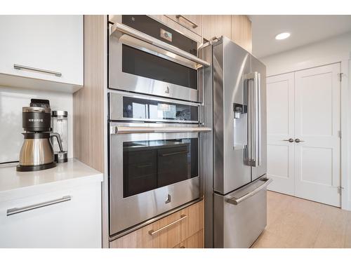 503 14022 North Bluff Rd Road, White Rock, BC - Indoor Photo Showing Kitchen