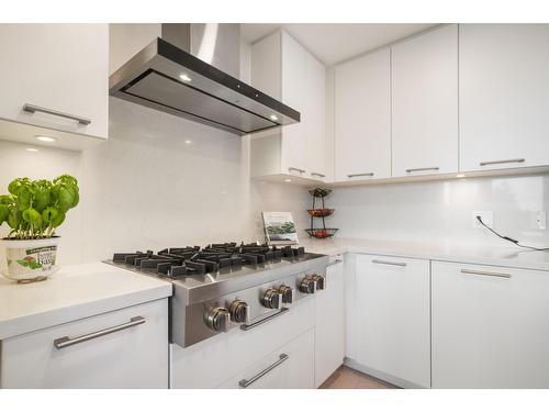 503 14022 North Bluff Rd Road, White Rock, BC - Indoor Photo Showing Kitchen