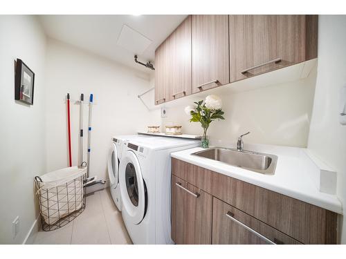 503 14022 North Bluff Rd Road, White Rock, BC - Indoor Photo Showing Laundry Room