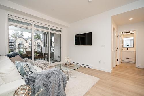 201 2425 166 Street, Surrey, BC - Indoor Photo Showing Living Room