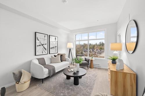 403 3317 148 Street, Surrey, BC - Indoor Photo Showing Living Room