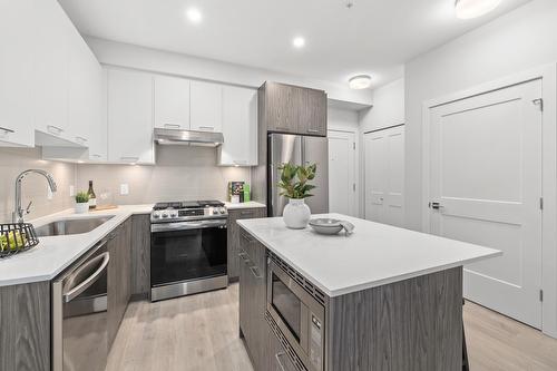 403 3317 148 Street, Surrey, BC - Indoor Photo Showing Kitchen With Upgraded Kitchen