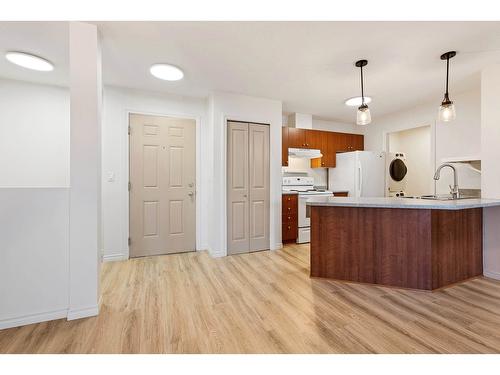 405 32063 Mt Waddington Avenue, Abbotsford, BC - Indoor Photo Showing Kitchen