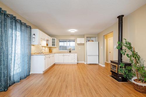 5106 209A Street, Langley, BC - Indoor Photo Showing Kitchen