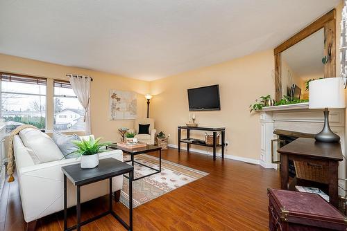 5106 209A Street, Langley, BC - Indoor Photo Showing Living Room