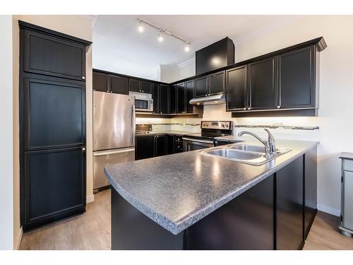 81 14877 58 Avenue, Surrey, BC - Indoor Photo Showing Kitchen With Stainless Steel Kitchen With Double Sink