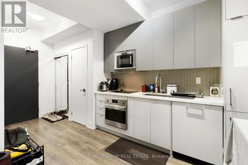 406 - 2908 Highway 7 Road W, Vaughan, ON - Indoor Photo Showing Kitchen With Upgraded Kitchen