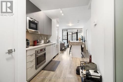 406 - 2908 Highway 7 Road W, Vaughan, ON - Indoor Photo Showing Kitchen