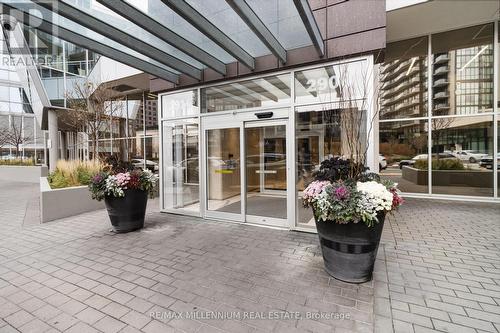 406 - 2908 Highway 7 Road W, Vaughan, ON - Outdoor