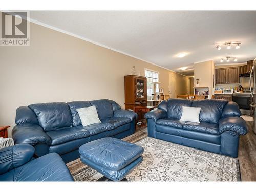 5 40022 Government Road, Squamish, BC - Indoor Photo Showing Living Room