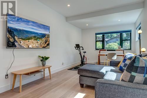 7333 Toni Sailer Lane, Whistler, BC - Indoor Photo Showing Living Room